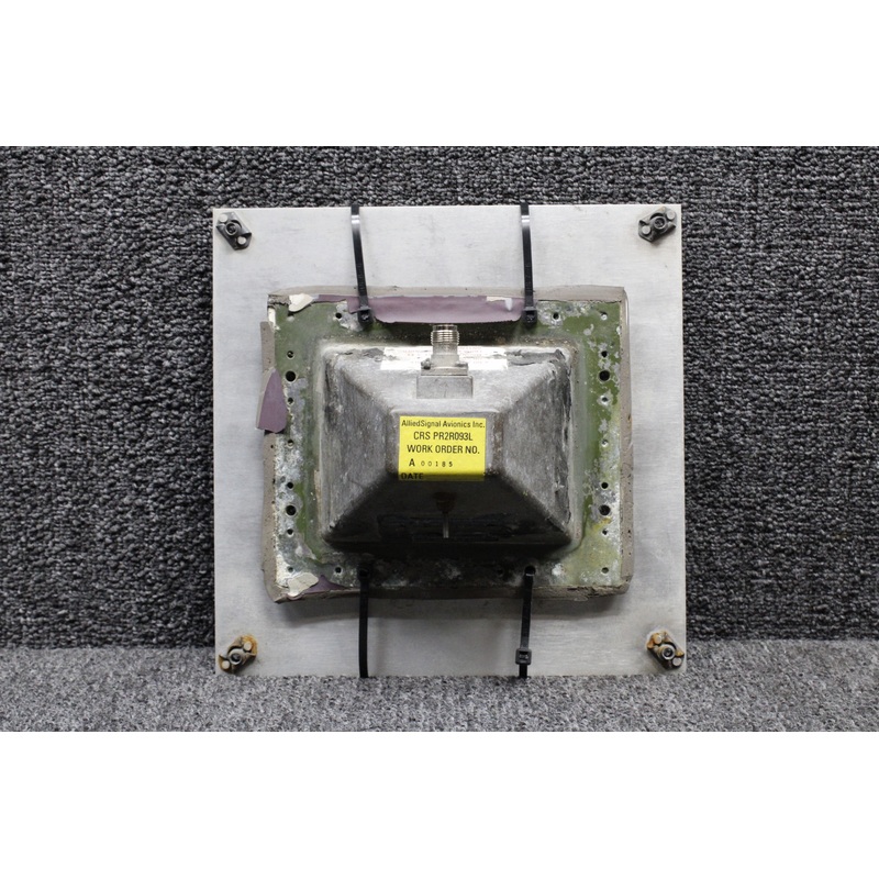 071-1114-00 King Radio KA-131 Radar Altimeter Antenna with Mount (Core)