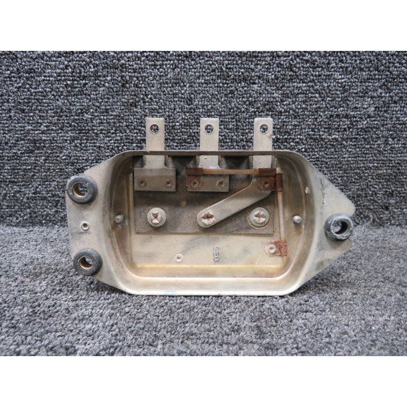 RGS-12H-104 United Voltage Regulator (Minor Rust) (Volts: 12)
