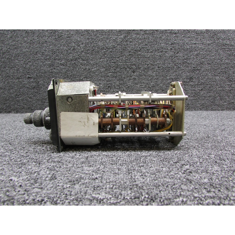 071-1033-00 King Radio KFS-580 Control ADF (Broken Face Mount and Worn Knobs)