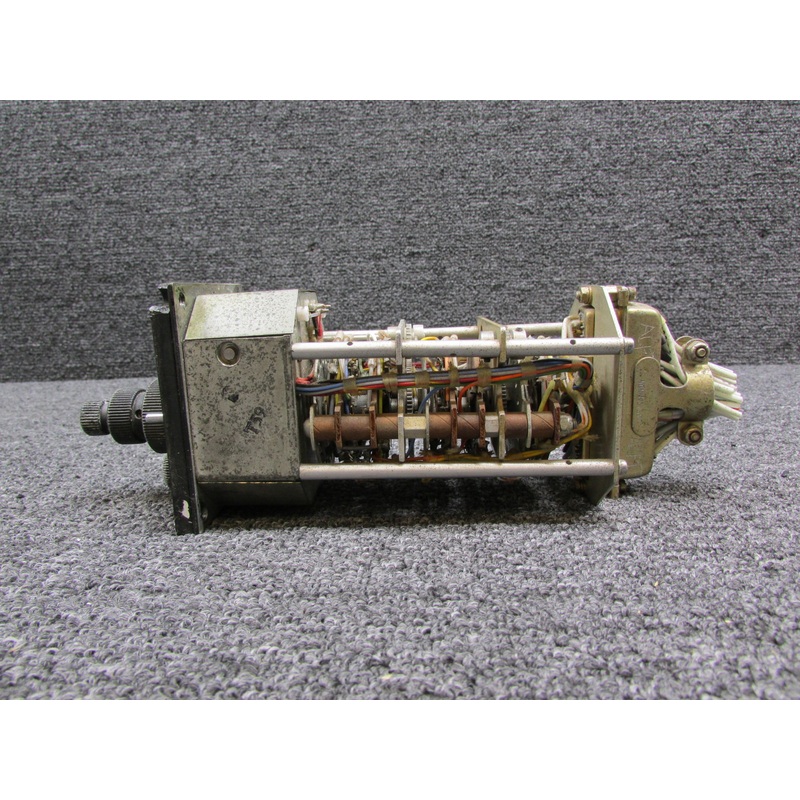 071-1033-00 King Radio KFS-580 Control ADF (Worn Face and Broken Mount)