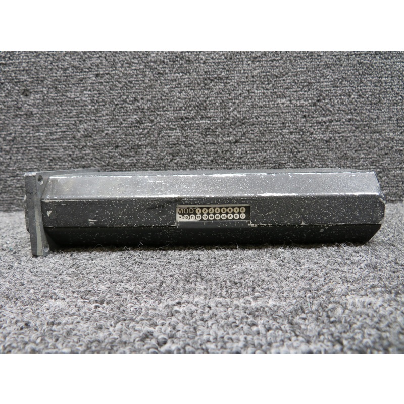 622-3915-001 Collins IND-40 DME Indicator (Worn Mount Holes and Casing)
