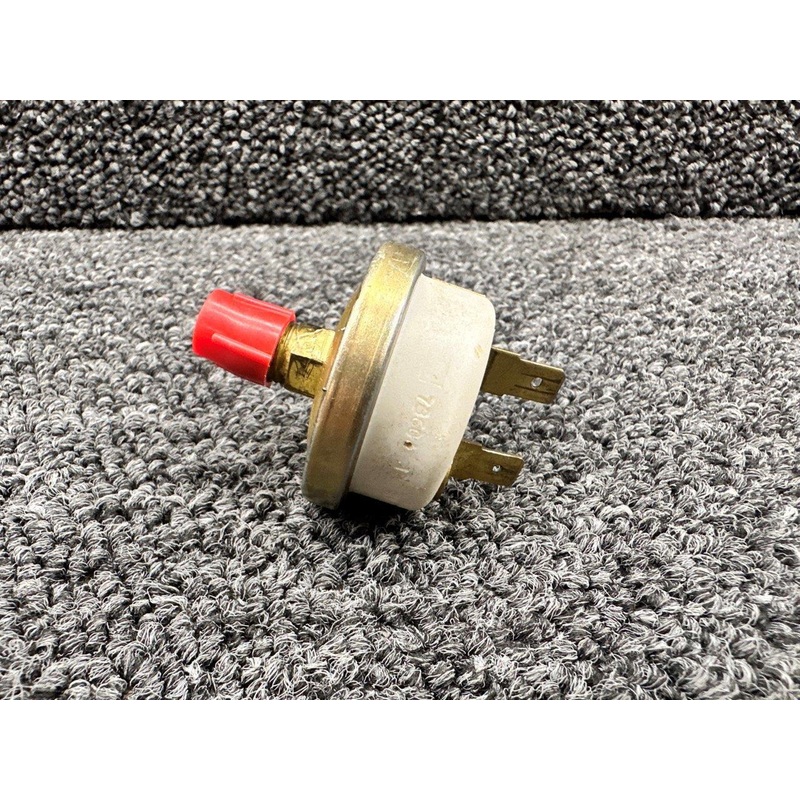 1D1470-10 (Use: 3D3535-10) Stewart Warner Pressure Switch