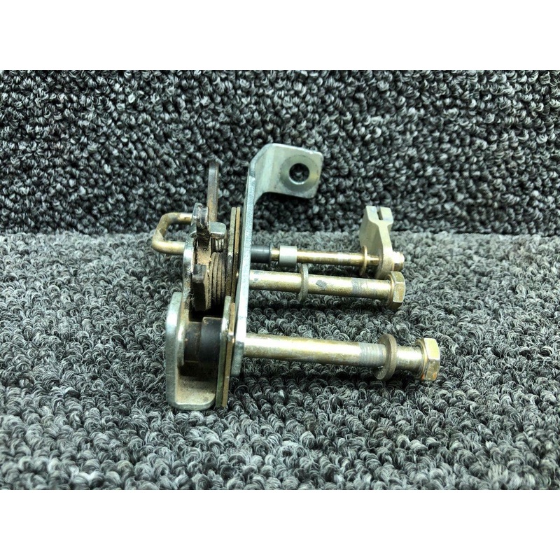 20267-004 / 20290-002 Cirrus SR22 Cabin Door Upper Rotary Latch RH W/ Rod