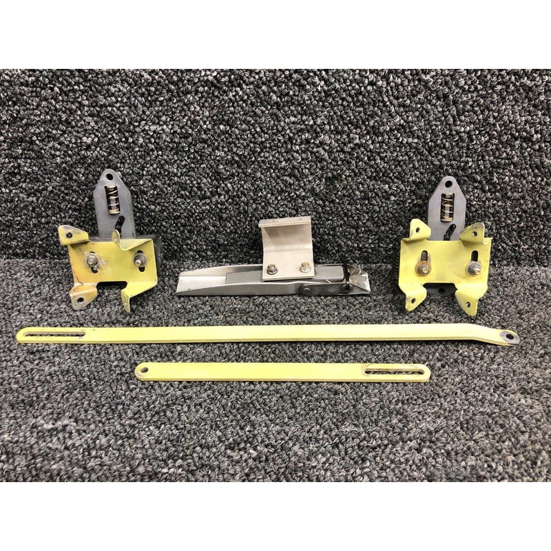 H910-3 / H2109-3 Beechcraft F33A Cowl Door Latch Assembly LH W/ Links & Handle