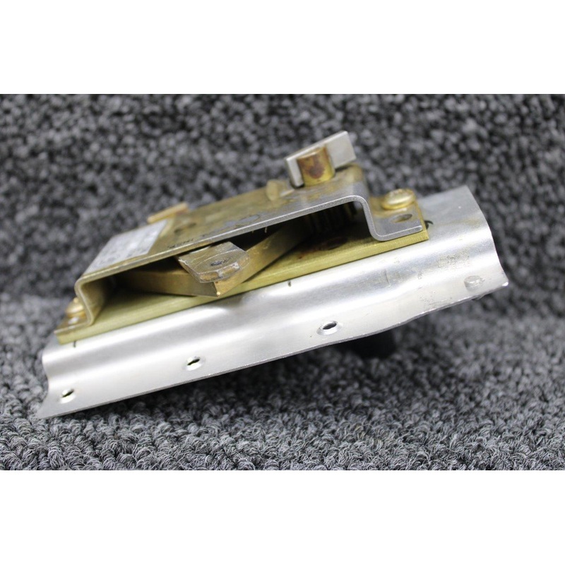 1M2-8 (Use: 1M2-16) Airborne Fuel Selector Gear Box Assembly with Bracket RH