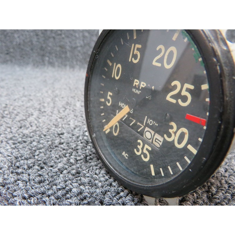 557-JM (Use: 0411087-26) Cessna 120 Stewart Warner Tachometer Indicator