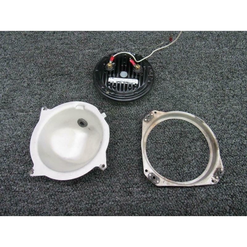 01-0771424-20 / 2113186-1 Cessna P210N Whelen LED Landing Light W/ Support 28V