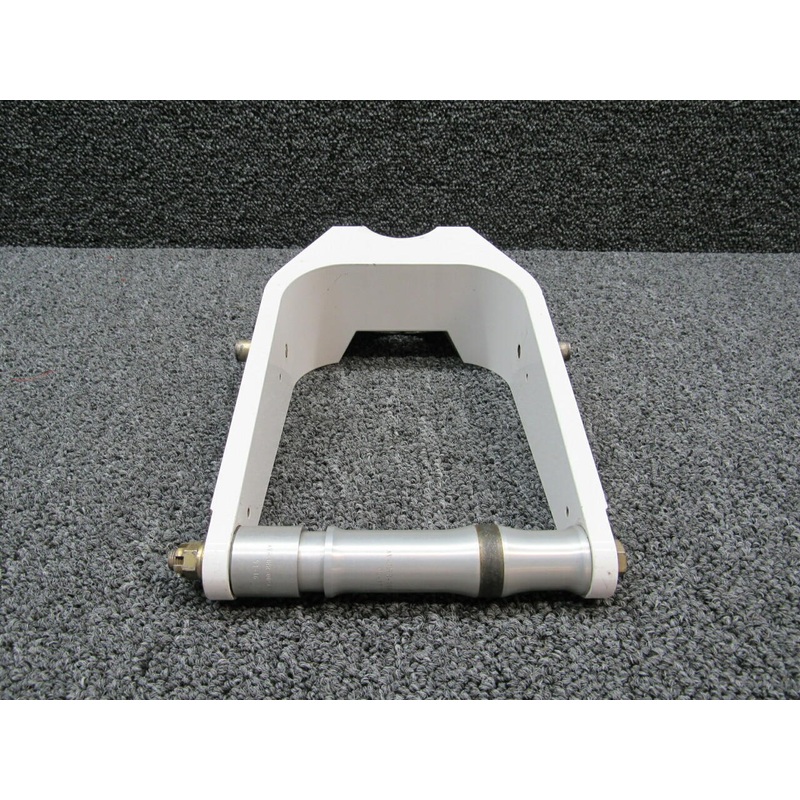 11638-004 / 31491-002  Cirrus SR22T Nose Gear Fork Assy W/ Axle (Hours: 695.5)