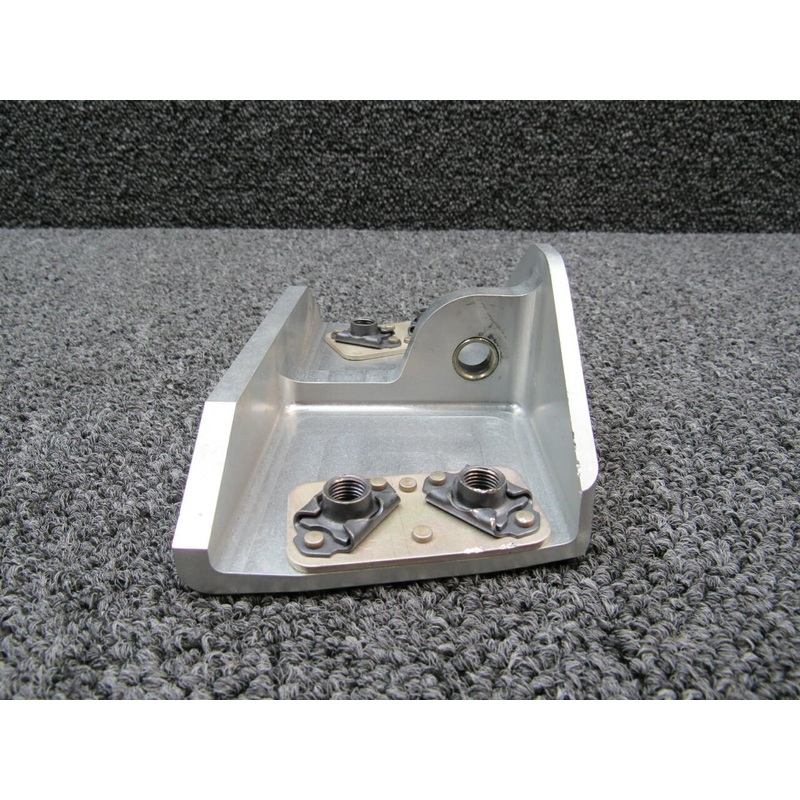16940-001 Cirrus SR22T Upper Gear Attach Fitting (Hours: 695.5)
