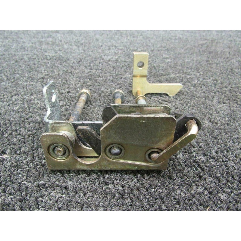 21861-001 / 20293-003 Cirrus SR20 Cabin Door Lower Rotary Latch LH W/ Bracket