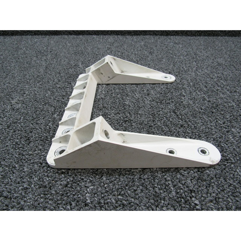 17185-001 Cirrus SR22T Bracket lower Gear Attach (Hours: 695.5)