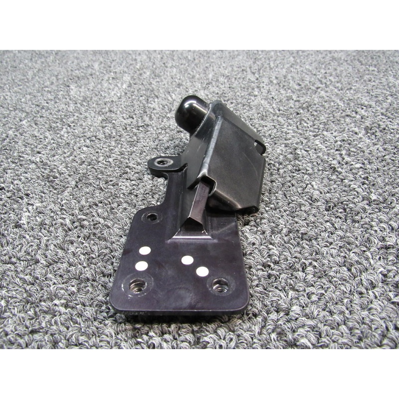 20383-003 / 17582-010 Cirrus SR22T Steward / Catch Diverter RH (Hours: 695.5)