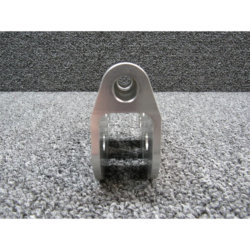 16947-001 Cirrus SR22T Strut End Upper Fitting (Hours: 695.5)
