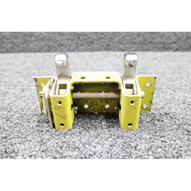 102-430304-29 Beech 58P Cabin Door Latch Assy Center Aft