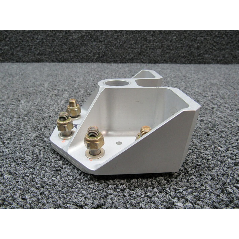 20133-008-A Cirrus SR22T Bracket Assembly (Hours: 695.5)