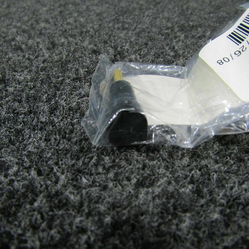 572-622 (USE: 01-0770237-03) Piper Whelen Post Light (NEW OLD STOCK) (C20)